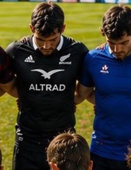 Detalle del cuello de una camiseta negra
